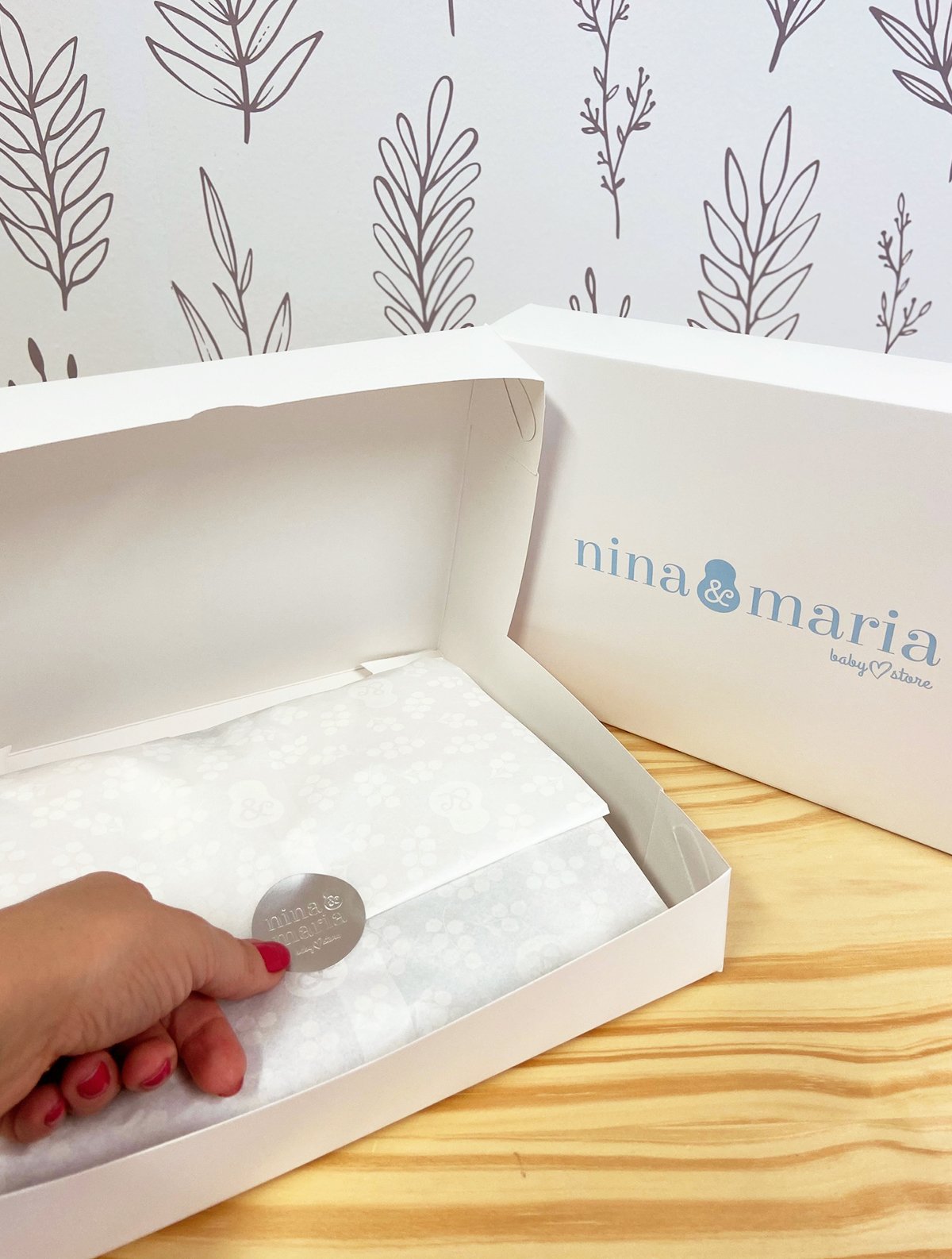 Presente já embalado na caixa com papel de seda e caixa kraft por fora.