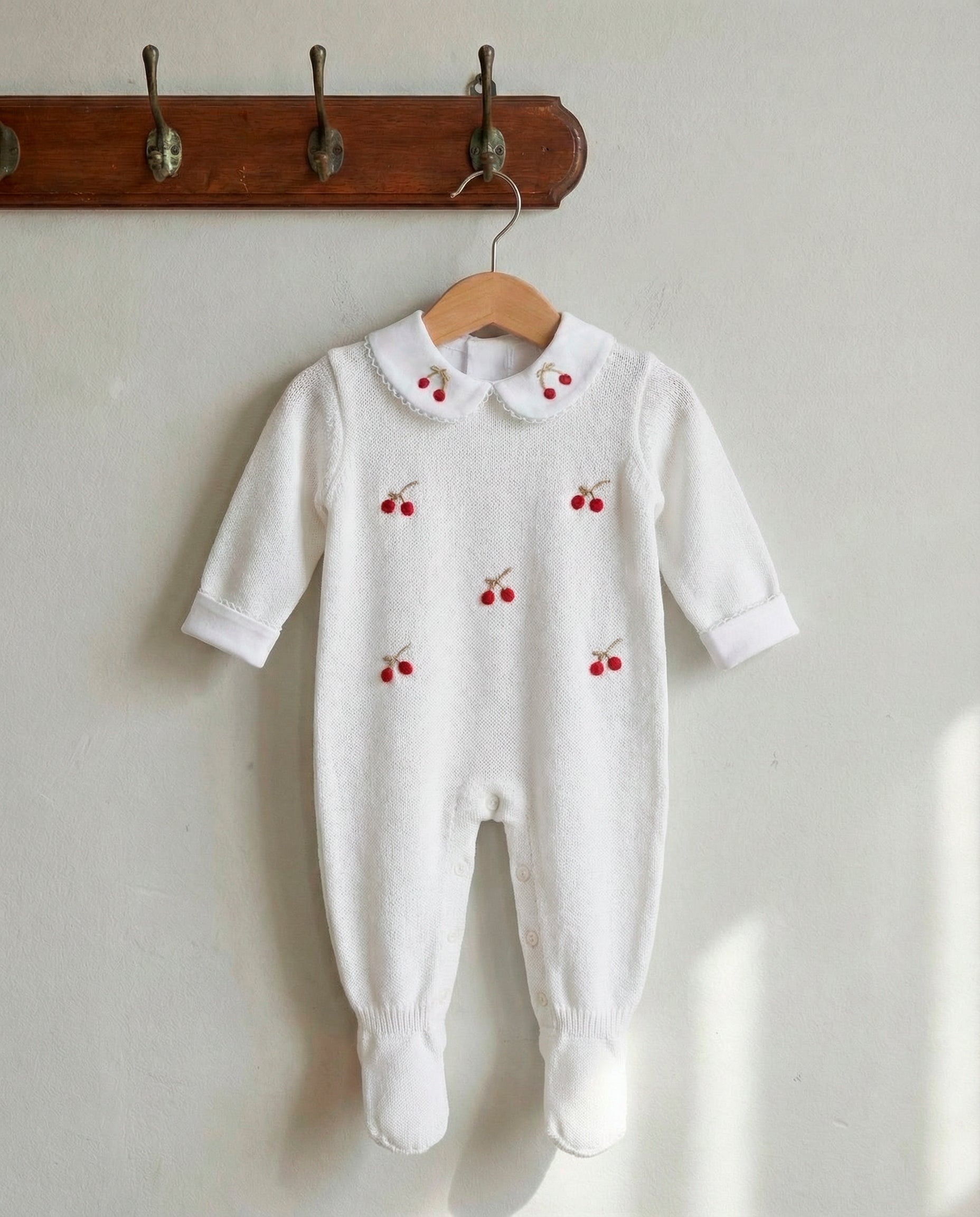 Macacão Cereja Bordado - Branco - Nina & Maria Baby Store