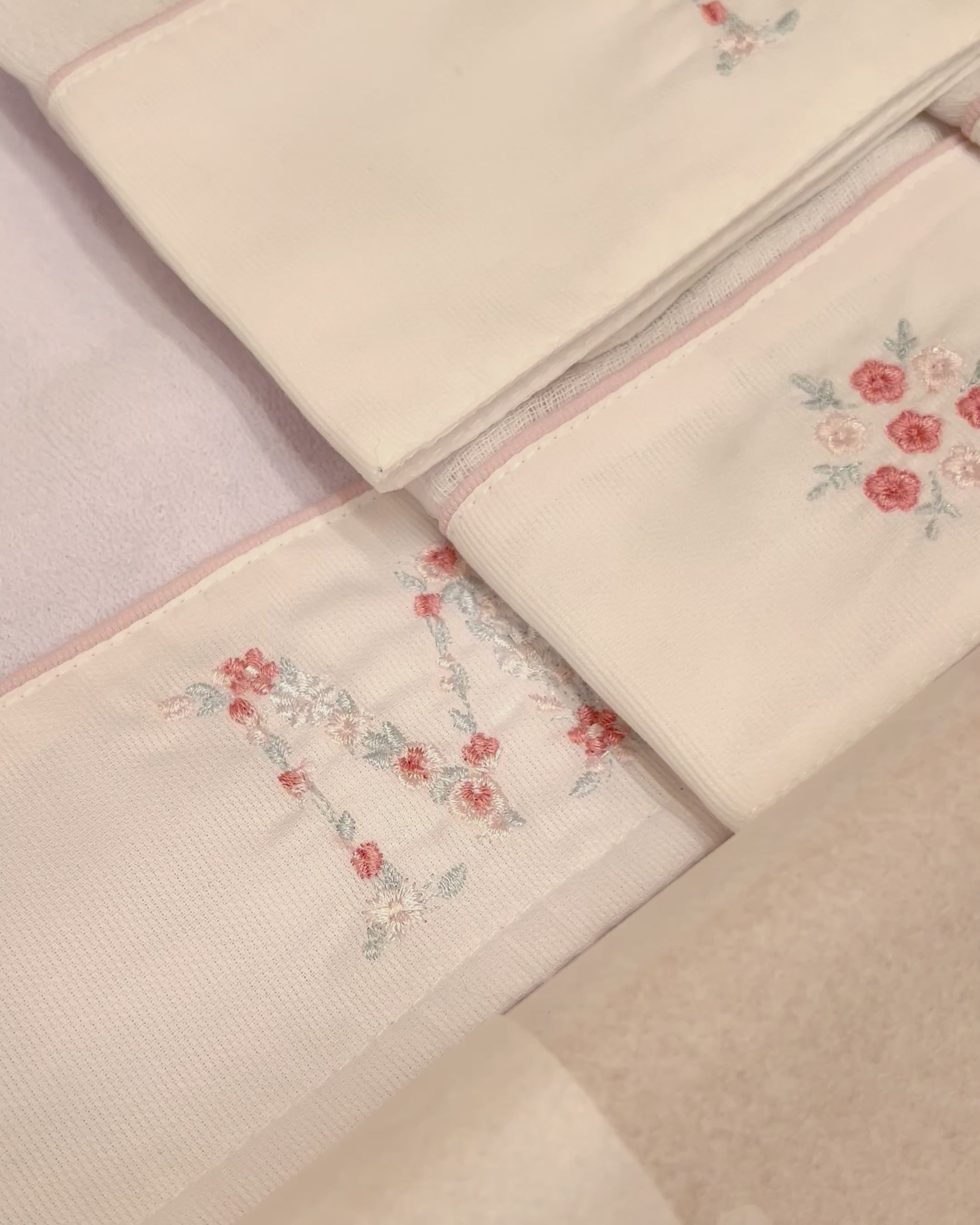 Carregar vídeo: Toalha Personalizada Inicial com Flores